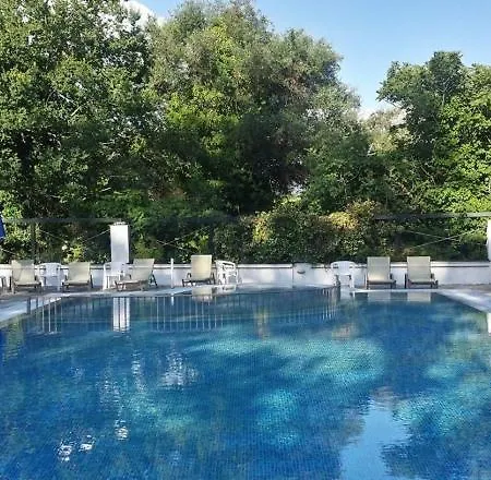 Ipsos Beach Hotel מלון